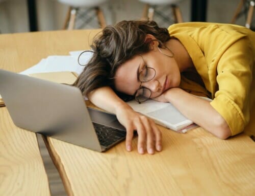 Il 70% degli studenti soffre di mancanza di sonno: cause e soluzioni